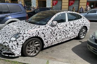 Už je to tady! Prahou se prohání maskované čínské auto. Kamufláž je přitom vlastně zbytečná - Garáž.cz